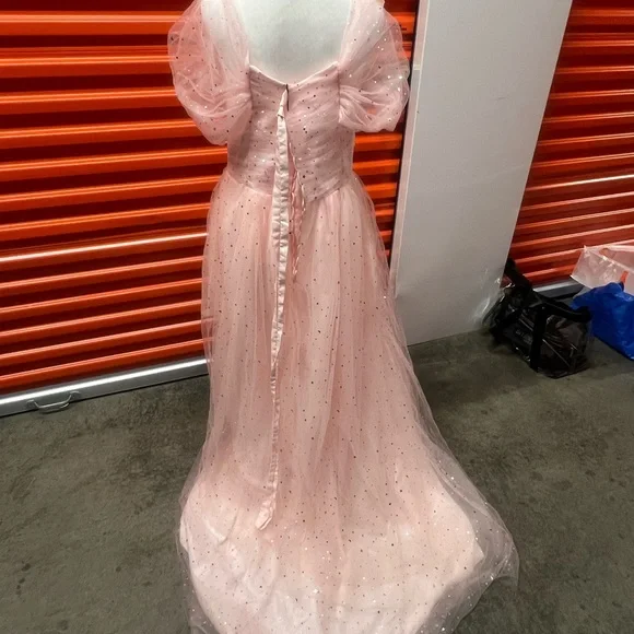 Elegant Pink Gown with Sparkling Details - Picture 3 of 11